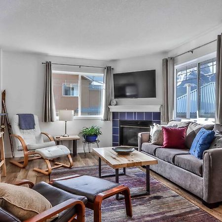 Big Mountain Views - Bright 2-Story Corner Unit Apartment Canmore Bagian luar foto