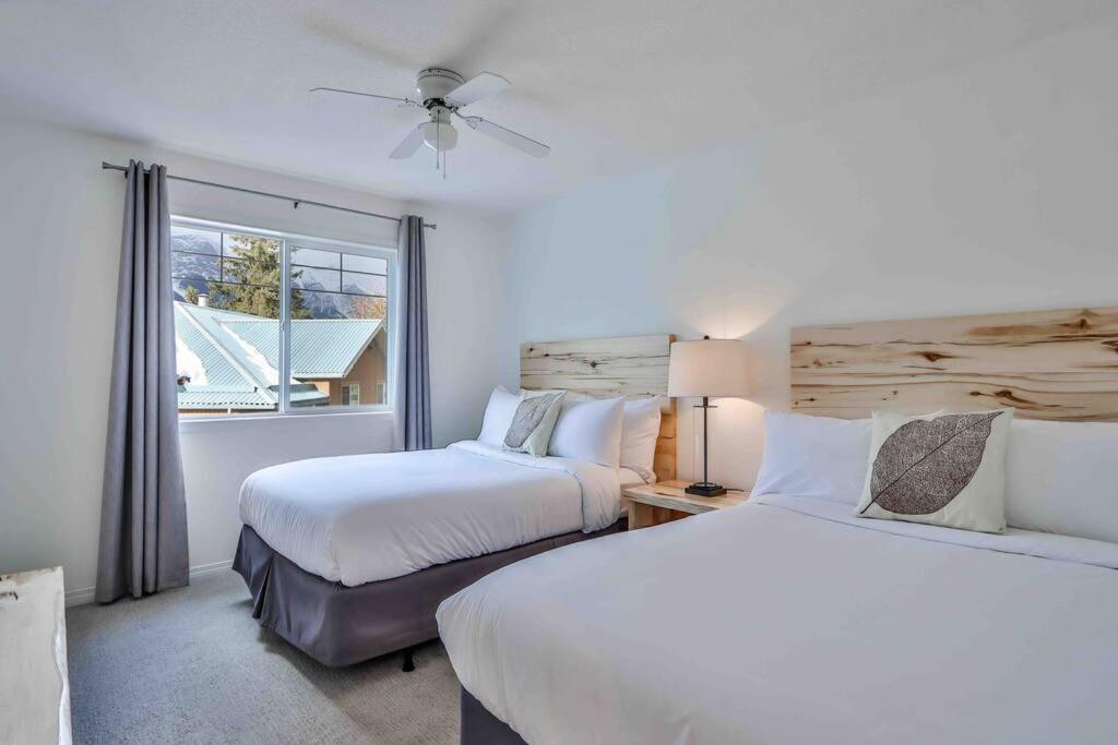 Big Mountain Views - Bright 2-Story Corner Unit Apartment Canmore Bagian luar foto