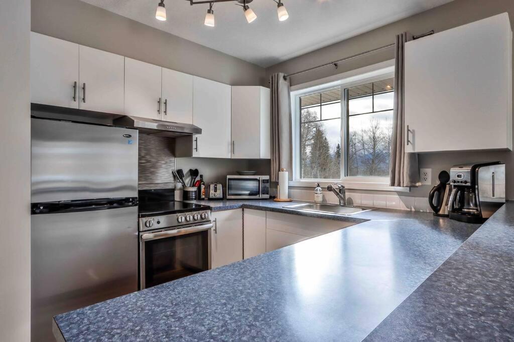 Big Mountain Views - Bright 2-Story Corner Unit Apartment Canmore Bagian luar foto
