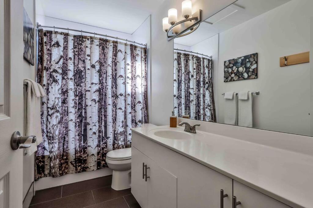 Big Mountain Views - Bright 2-Story Corner Unit Apartment Canmore Bagian luar foto