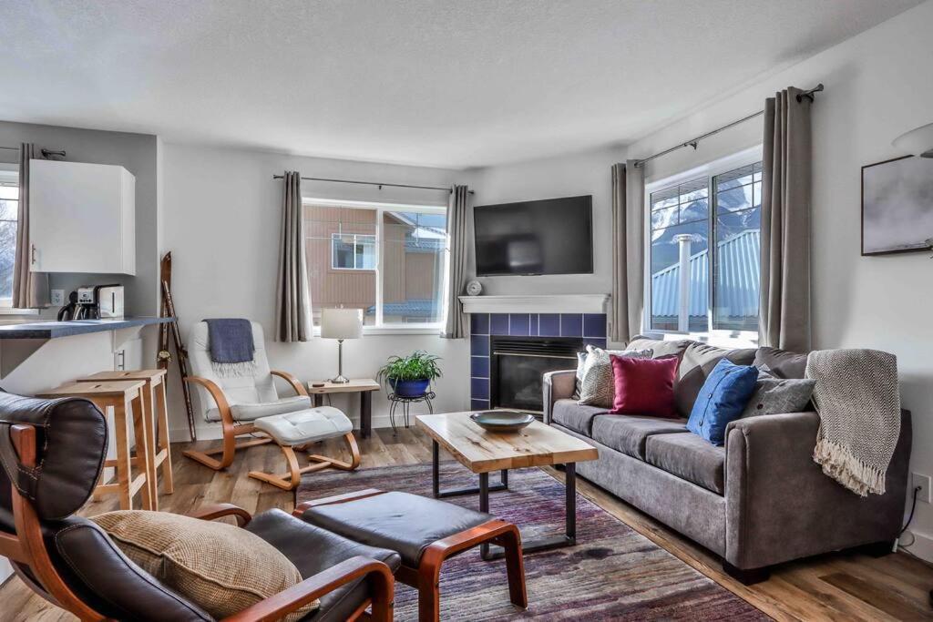 Big Mountain Views - Bright 2-Story Corner Unit Apartment Canmore Bagian luar foto