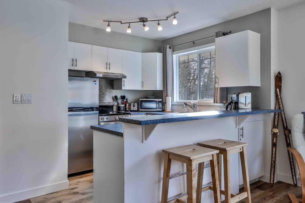 Big Mountain Views - Bright 2-Story Corner Unit Apartment Canmore Bagian luar foto