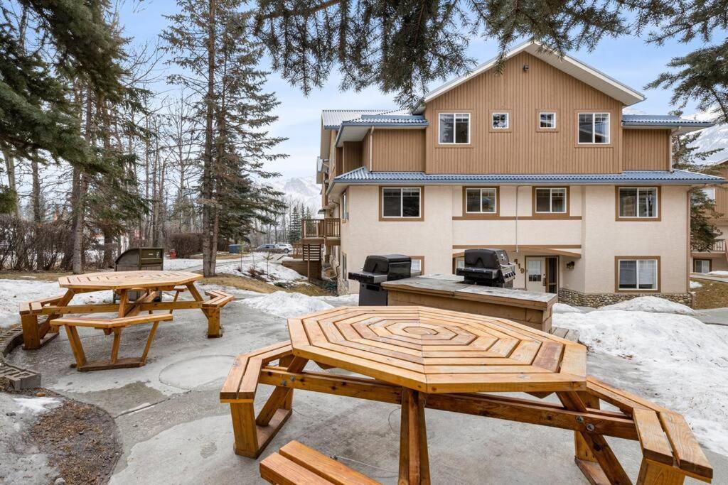 Big Mountain Views - Bright 2-Story Corner Unit Apartment Canmore Bagian luar foto