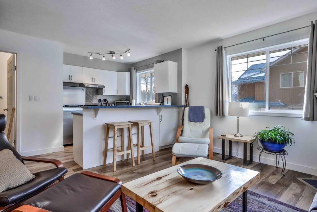 Big Mountain Views - Bright 2-Story Corner Unit Apartment Canmore Bagian luar foto