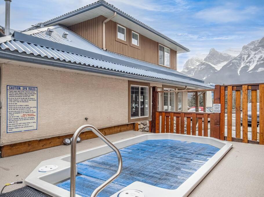 Big Mountain Views - Bright 2-Story Corner Unit Apartment Canmore Bagian luar foto