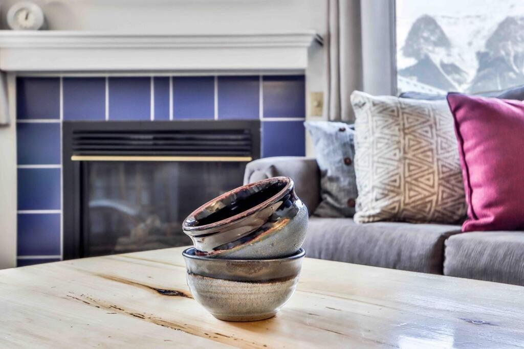 Big Mountain Views - Bright 2-Story Corner Unit Apartment Canmore Bagian luar foto